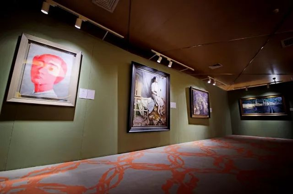 预展现场：张晓刚《红色女孩》、徐芒耀《油画工作室系列之一》、周春芽《桃花》