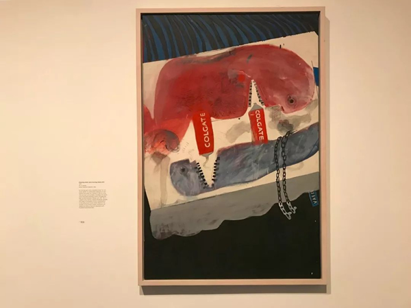 大都会《大卫·霍克尼》展览现场，霍克尼影射酷儿身份的1962年绘画《刷牙，夜初（10pm）W11》