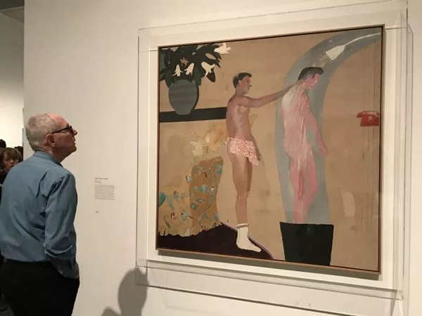 大都会《大卫·霍克尼》展览现场，观众与作品《洛杉矶家庭情景》（1963）。徐安琪拍摄