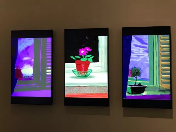纽约展览现场，霍克尼的iPad绘画《艺术家卧室窗户外的风景，布里德灵顿》（2010-13），徐安琪拍摄。