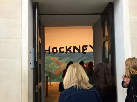 伦敦泰特现代美术馆《大卫·霍克尼》展览入口，图片来自tripadvisor用户“André R”。