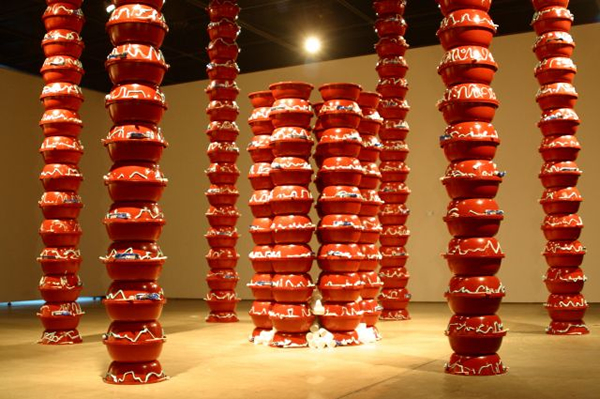 (系列：世界因我而美丽), 2003 装置, 红色塑料脸盆、牙膏、牙刷、塑料杯, 5000x5000x5000mm