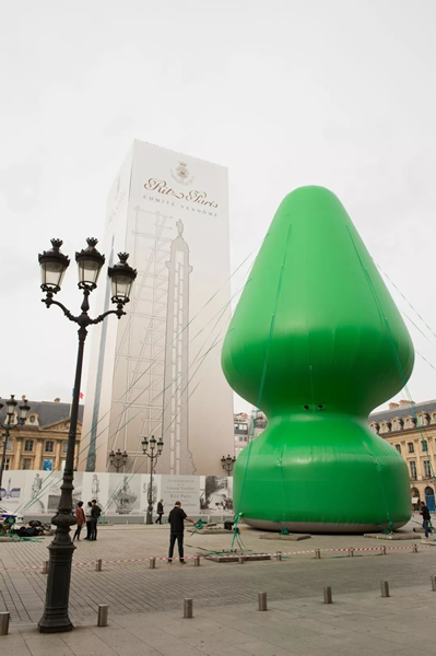 2014年法国巴黎FIAC当代艺术展凡登广场（Place Vendôme，FIAC Hors les Murs）现场图。保罗·麦卡锡（Paul McCarthy），《树》（Tree），2014，乙烯基 尼龙布料 电风扇 绳索© 保罗·麦卡锡，图片：豪瑟沃斯