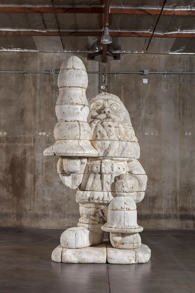 保罗·麦卡锡（Paul McCarthy），《圣诞老人肛门塞泡沫模型》（Santa Butt Plug Foam Model），2002，泡沫塑料，独版，577.2 x 301.6 x 317.5 厘米 / 227 1/4 x 118 3/4 x 125 英寸。图片：豪瑟沃斯