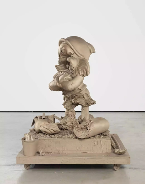 保罗·麦卡锡（Paul McCarthy），《白雪公主小矮人“爱生气”》（White Snow Dwarf, Grumpy），2016，青铜，190.5 x 152.4 x 149.9 厘米 / 75 x 60 x 59 英寸。© 保罗·麦卡锡，图片：保罗·麦卡锡，豪瑟沃斯