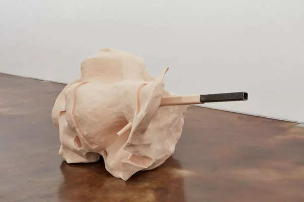  保罗·麦卡锡（Paul McCarthy），《白雪公主头部中心》（White Snow Head Core），2013-2017，硅胶，109.2 x 190.5 x 134.6 厘米 / 43 x 75 x 53 英寸。© 保罗·麦卡锡，图片：保罗·麦卡锡，豪瑟沃斯