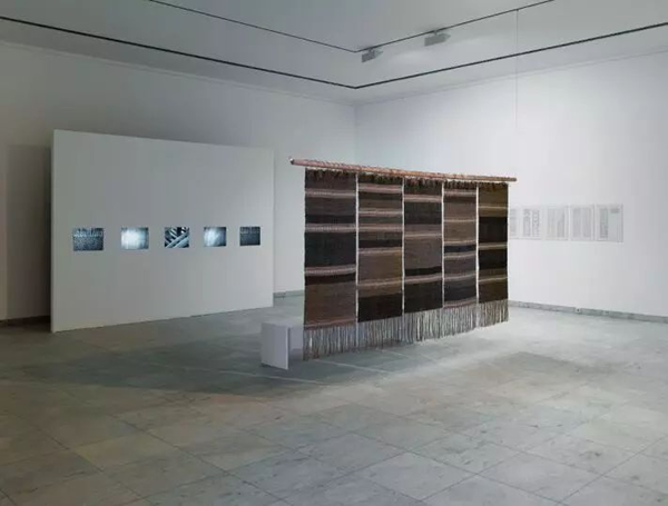 Beryl Korot的作品《文本和评论》的展览现场