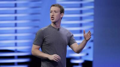  Facebook CEO马克·扎克伯格（Mark Zuckerberg）于2016年4月12日在加利福尼亚州旧金山举行的F8 Facebook开发者大会上发表主题演讲。扎克伯格在2016年11月10日接受采访时表示，Facebook影响美国大选结果的想法是“疯狂的“。