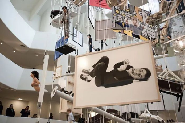 卡特兰（Maurizio Cattelan）在纽约古根海姆美术馆的个人展览