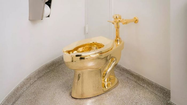 卡特兰（Maurizio Cattelan）在纽约古根海姆美术馆的《美国》（America，2016）