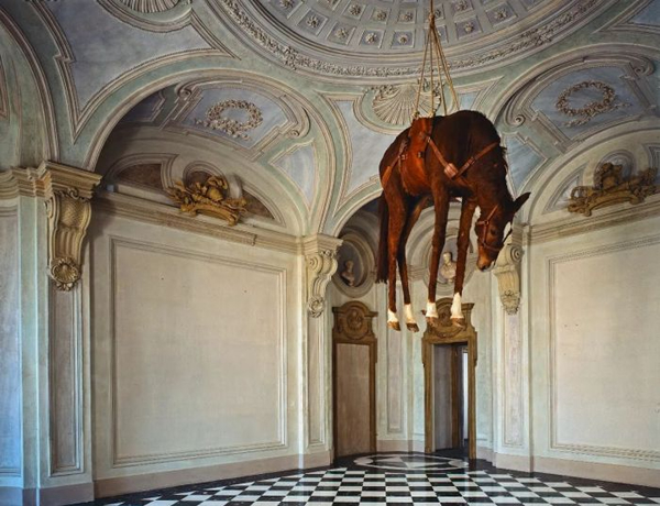 卡特兰（Maurizio Cattelan）“Novecento”（1997）
