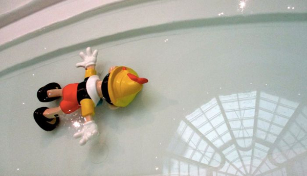 卡特兰（Maurizio Cattelan）《爸爸爸爸》（Daddy Daddy ，2008）