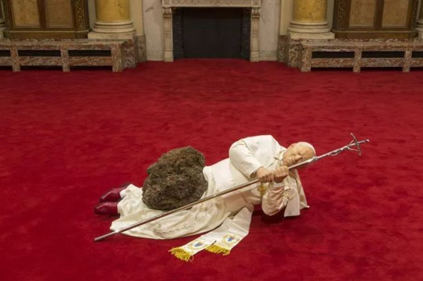 卡特兰（Maurizio Cattelan）La Nona Ora (1999)