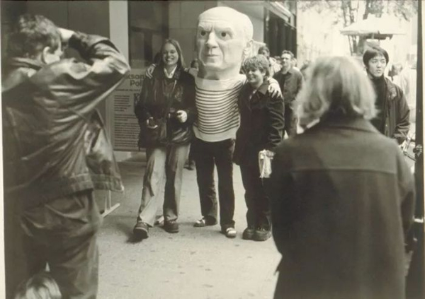 卡特兰（Maurizio Cattelan）“Untitled Picasso”（1998）