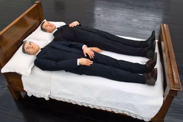 卡特兰（Maurizio Cattelan）“We”（2010）