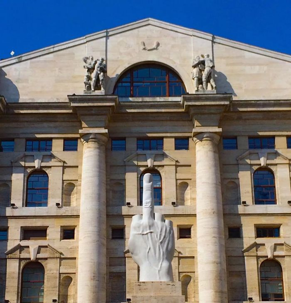 卡特兰（Maurizio Cattelan）L.O.V.E. (2010)
