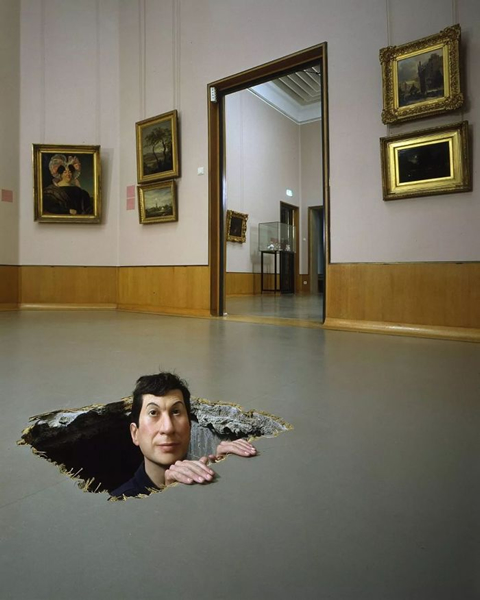 卡特兰（Maurizio Cattelan）“Untitled”（2001）