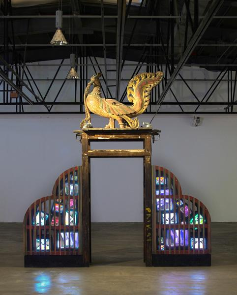 白南准，印度之门，彩色电视机、木框，392x82x410cm, KIM Sookyung收藏，1996-1997，图片由LEE Jung Sung拍摄