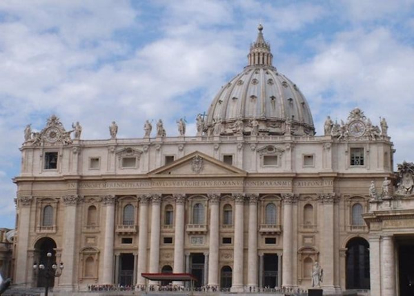 Donato Bramante，Michelangelo，Carlo Maderno和Gian Lorenzo Bernani，St.Peter‘s Basilica(1626年)(照片：Hadrien Volle通过维基共享)