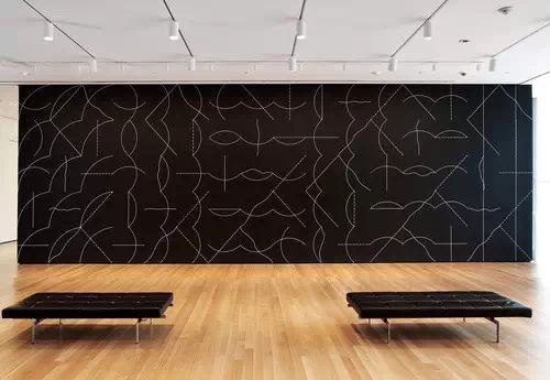 索尔·勒维特在纽约现代艺术博物馆展览现场 © 2018 Sol LeWitt / Artists Rights Society (ARS), New York. Photo courtest of MoMA