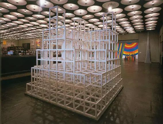 索尔·勒维特在纽约惠特尼美术馆展览现场 © 2018 Sol LeWitt / Artists Rights Society (ARS), New York. Photo courtest of Whitney Museum of American Art