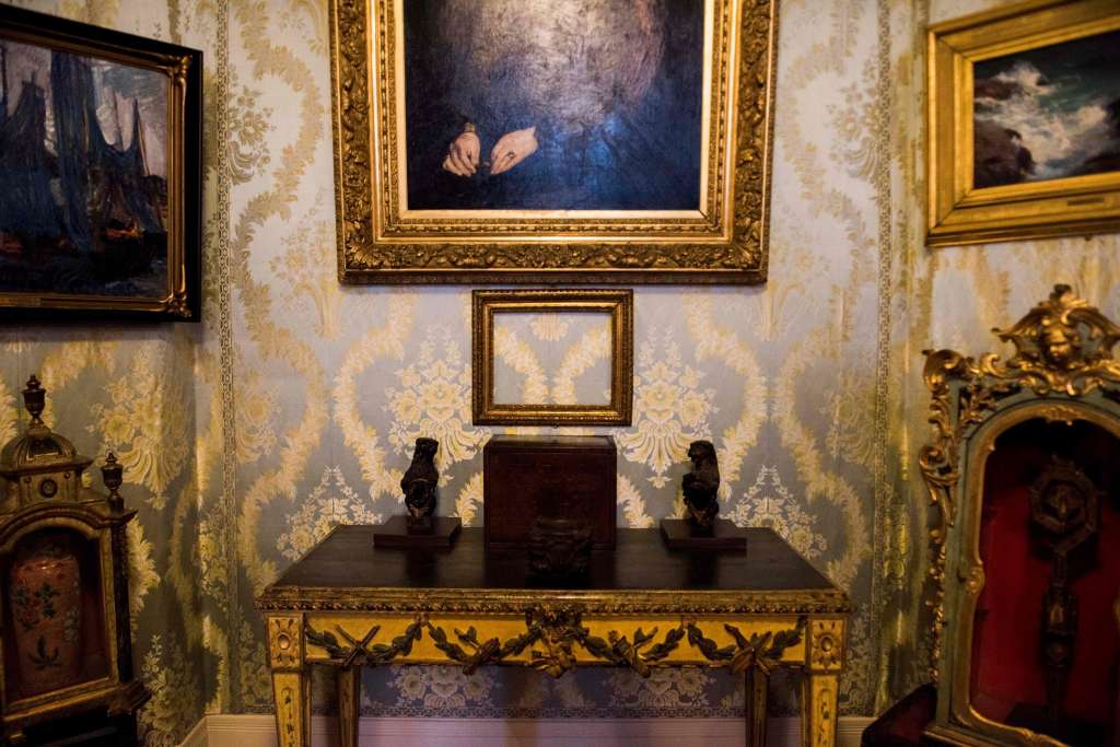 之后，他们去了第三个展厅“Blue Room”，马奈的“Chez Tortoni”被带走。