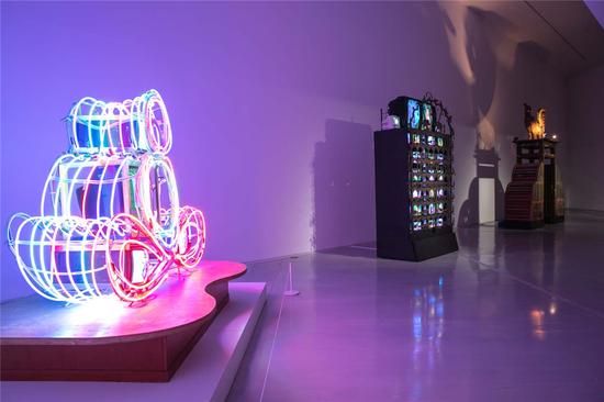 展览现场 展出作品依次为白南准的《印度之门》《大象之门》和《蓝佛》