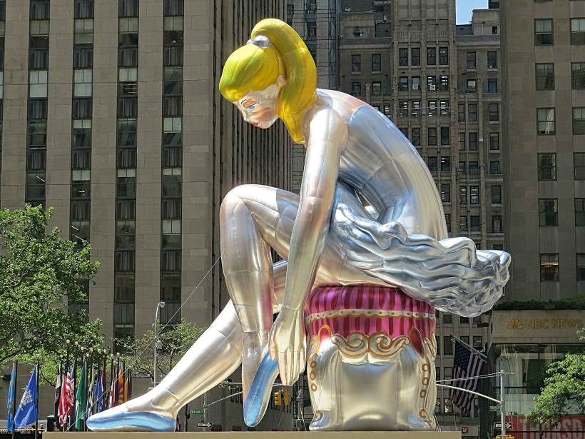 杰夫•昆斯作品《坐着的芭蕾舞者(Seated Ballerina) 》。图/ photo by John Wisniewski，flickr，by CC