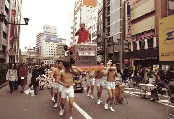 “银座漫步艺术”，宇治野宗辉，行为表演，1993 年，摄影:中村政人，图片来源：中间美术馆