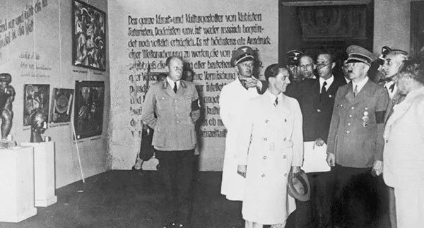 希特勒在慕尼黑“颓废艺术展”的开幕式上，1937