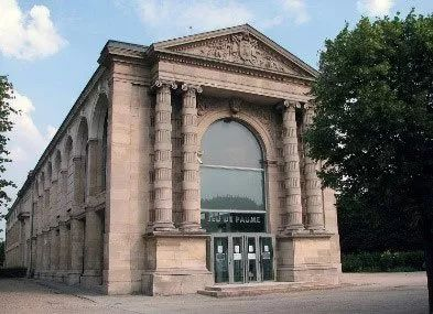 巴黎国立网球场现代美术馆是现代艺术与摄影展示中心，1861年设立，占地1200平米。