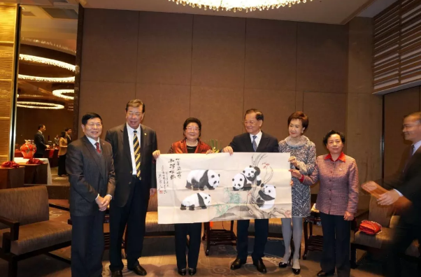 第十届全国人大常委会副委员长顾秀莲向时任中国国民党主席连战先生赠送吴长江先生熊猫作品