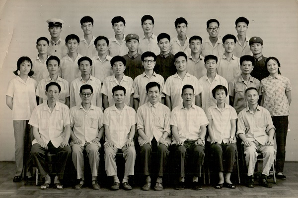 上海美术学校结业典礼合照    一排左一为曹有成； 三排右一崔益军、右二为李平、右六为孟光；四排右一为陈家泠