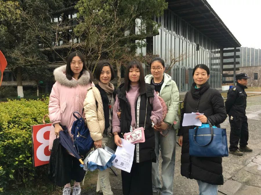 从新疆来杭州的考生和家长