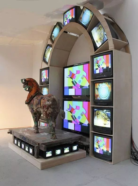 Nam June Paik, LION, 2005