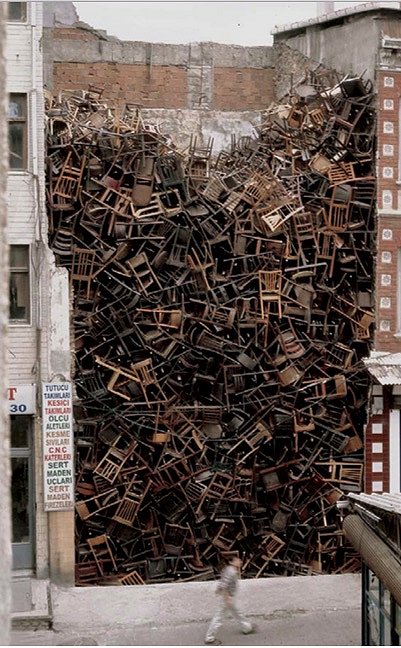 桃瑞丝·沙尔塞朵，1600张椅子，2003年，现场装置，伊斯坦布尔