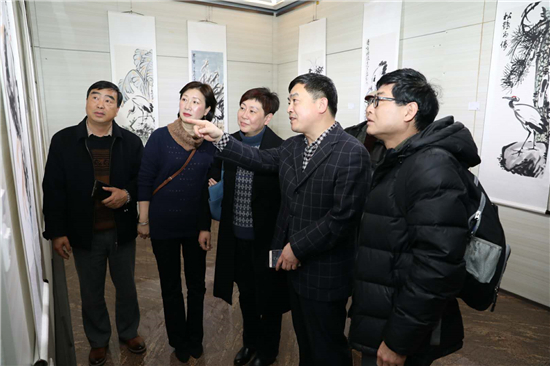 沈威与书画爱好者研讨作品