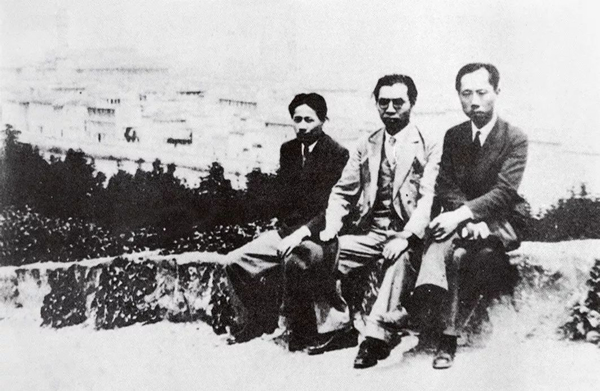 1930年的颜文梁（右）与刘海粟（中）在意大利