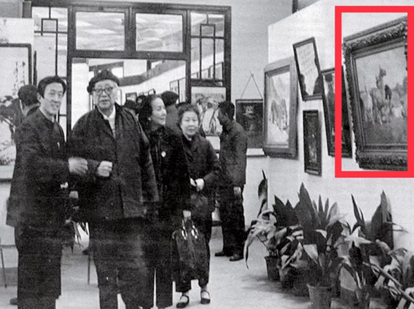 1979年刘海粟夫妇于全国艺坛大师动物画展展览现场，左一为组织者、颜文梁学生李蔷生，右墙上挂的，即为是次上拍的《奔马》