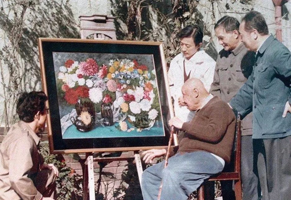  李蔷生在老师颜文梁家中鉴赏其大尺幅油画名作《百花争艳》69×93cm 1965 年作