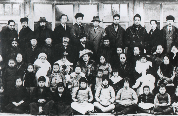 1918年，徐悲鸿担任北大画法研究会导师与会员一起合影。