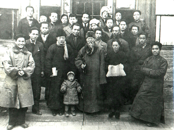 1946年，徐悲鸿与北平艺专和北平美术工作者协会同仁摄于北平艺专。