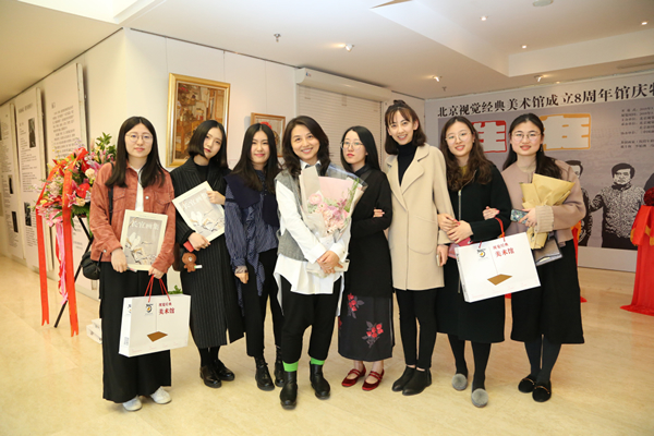 此次展览的艺术家刘长宜和现场观众合影