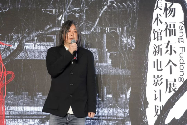 艺术家杨福东在展览开幕式