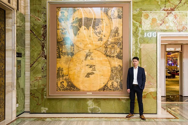 艺术家霍凯盛与其针笔纸本作品《乐园－1557》合照