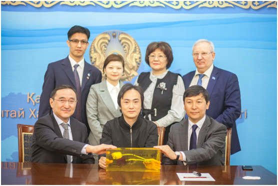 　(第一排左一G-Global国际秘书处秘书长谢里克?努尔克别克维奇，中间艺术家舒勇，右一哈驻华代表。第二排左一 哈萨克斯坦G-GLOBAL公共外交平台国际秘书处主席秘书努尔哈买提?毕木汗买提，左二“丝路金桥”执行总监马君，右二 哈萨克斯坦商务部代表及世界和平基金会主席扎木扎古丽?阿曼别克夫，右一 哈萨克斯坦G-GLOBAL公共外交平台国际秘书处常务秘书长谢尔盖?亚库舍维奇)