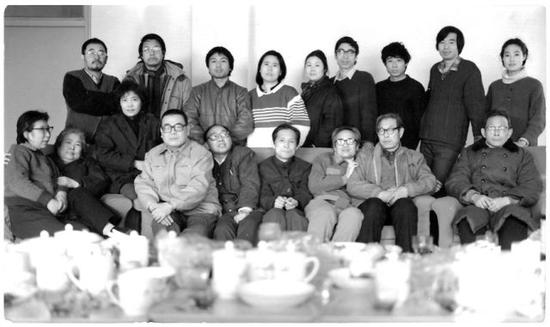 《美术》杂志部分工作人员合影，后排左起，富源、高名潞、黄笃、朱秀娣、孟桂萍、殷双喜、徐博辉、唐庆年、咸艺，前排左起，富春芳爱人、高秀英、徐伟贤、李松、邵大箴（时任主编）、吴步乃、夏硕奇、富春芳、校对员，1988，《美术》杂志编辑部，北京东四八条