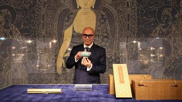 蘇富比亚洲区主席、中国艺术品部国际主管及主席仇国仕与三件亿元拍品