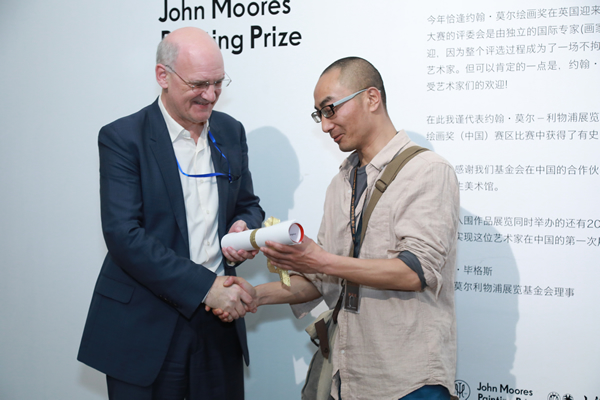策展人Lewis Biggs为获大奖艺术家 钟学庆 颁奖
