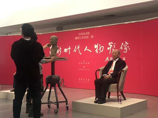 艺术家柳青为叶振寰教授塑像